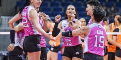 Annie Mitchem powers Akari to a crucial point in the quarterfinal against Farm Fresh [PVL Images]