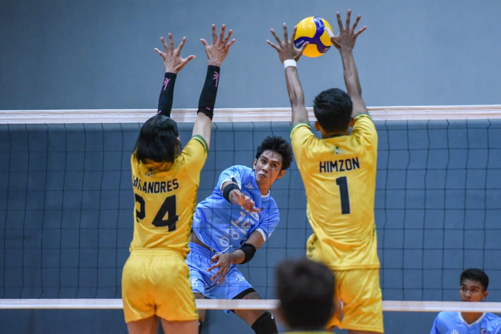 Noy Pedrosa leads VNS with clutch hits in a must-win match. [Spikers' Turf photo]