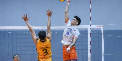 Noel Kampton records key points in the five-set thriller. [Spikers' Turf photo]