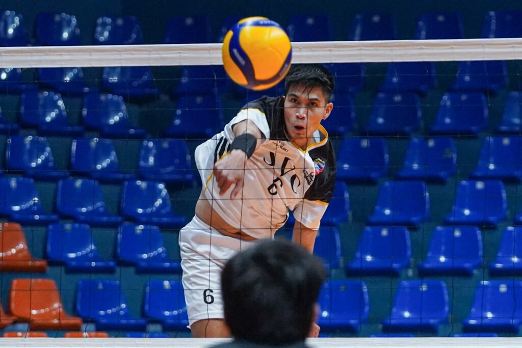 Mark Calado powers a spike for Savouge Aesthetics against Cignal. [Spikers Turf photo]