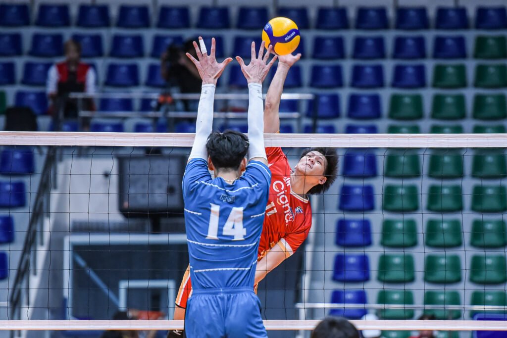 Jau Umandal executes a critical dig to sustain Cignal’s momentum. [Spikers Turf photo]