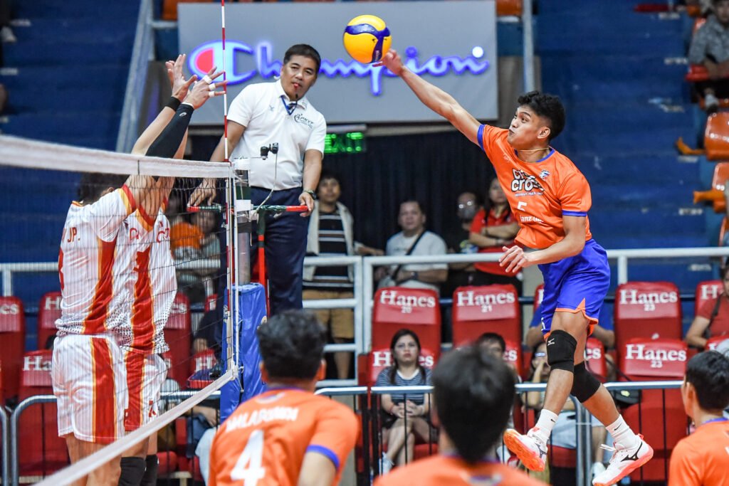 Criss Cross and Cignal players face off in a high-stakes semifinal clash at Araneta Coliseum.