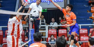 Criss Cross and Cignal players face off in a high-stakes semifinal clash at Araneta Coliseum.