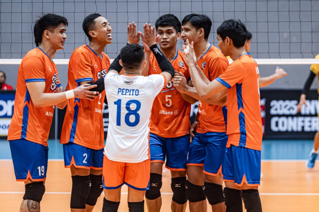 Criss Cross players celebrate a key point during their comeback win at the Paco Arena. [Spikers Turf images]