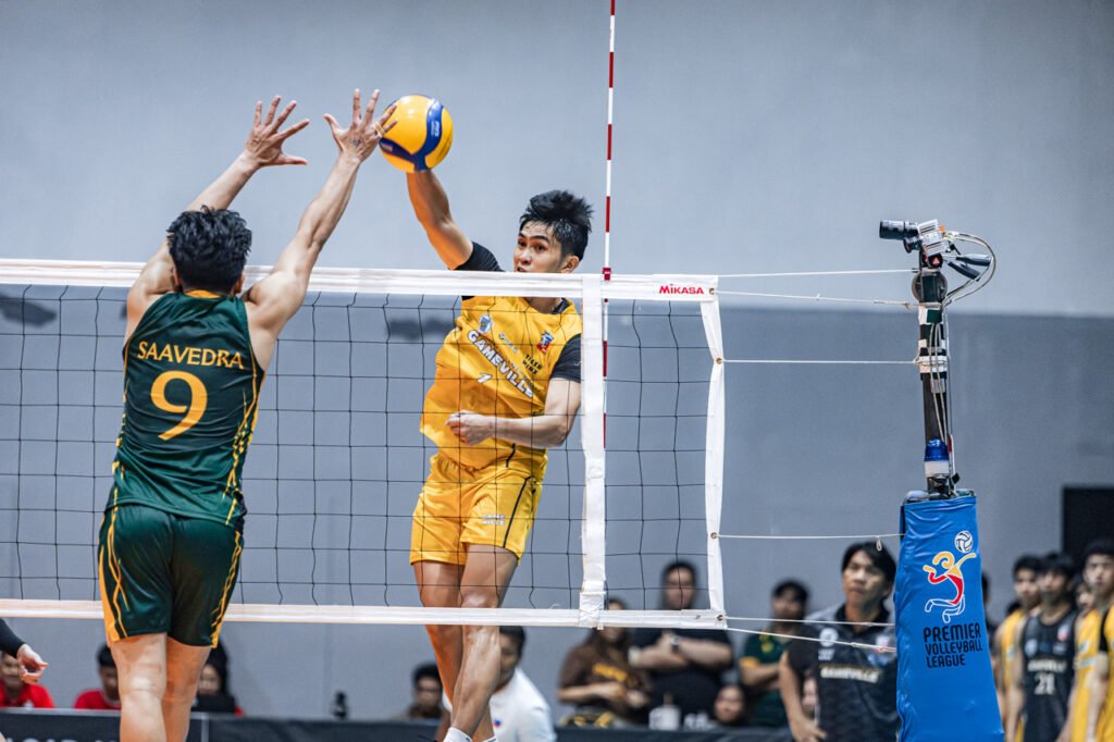 Gboy Dela Vega seals the comeback for UST–Gameville against FEU–DN Steel. [Spikers' Turf photo]