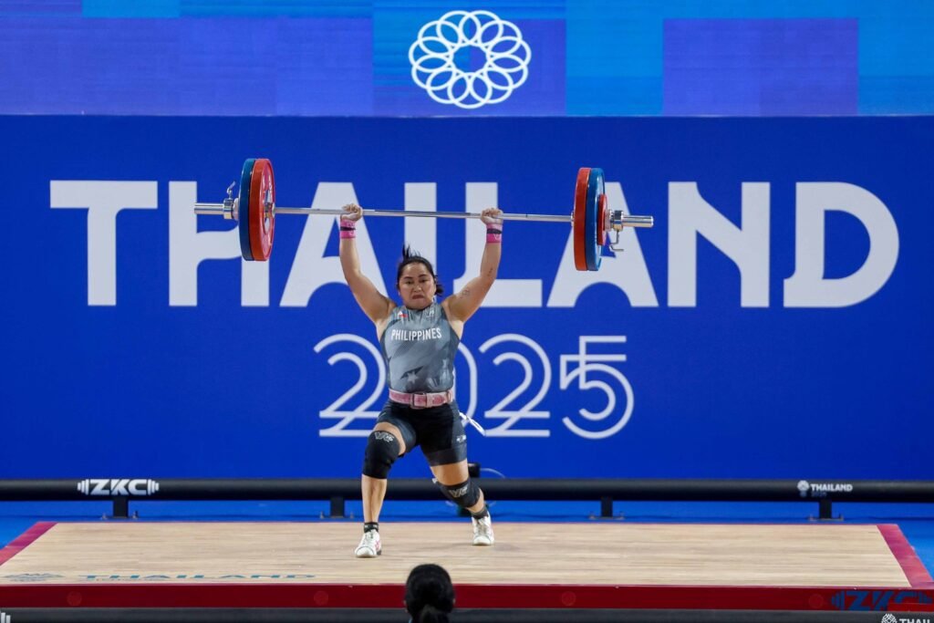 Hidilyn Diaz competes in the women’s 58kg weightlifting event at the SEA Games. [POC Facebook]