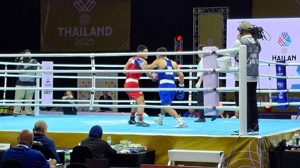 Mark Ashley Fajardo exchanges punches with Bunjoing Sinsiri during the men’s 69kg semifinals at the SEA Games. [POC Facebook]