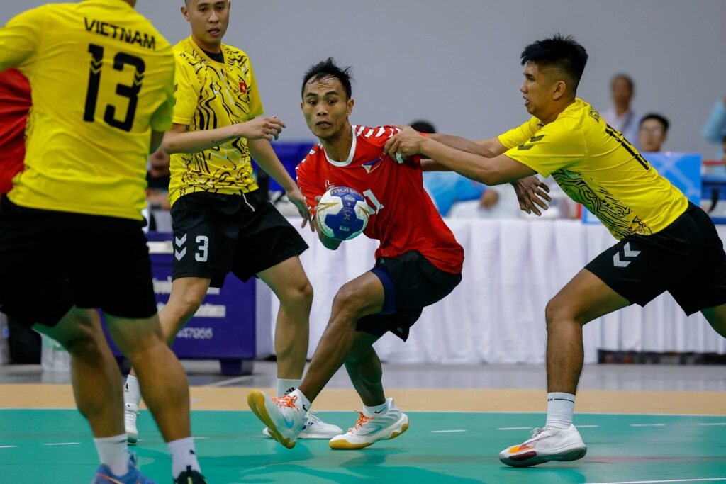 Manuel Lasangue-2 - Manuel Lasangue of the Philippines is challenged by Vietnam's defense during their handball match against Vietnam on December 08, 2025 at the Indoor Athletics Stadium in Pattaya, Chonburi province, Thailand. [POC Media Pool photo]