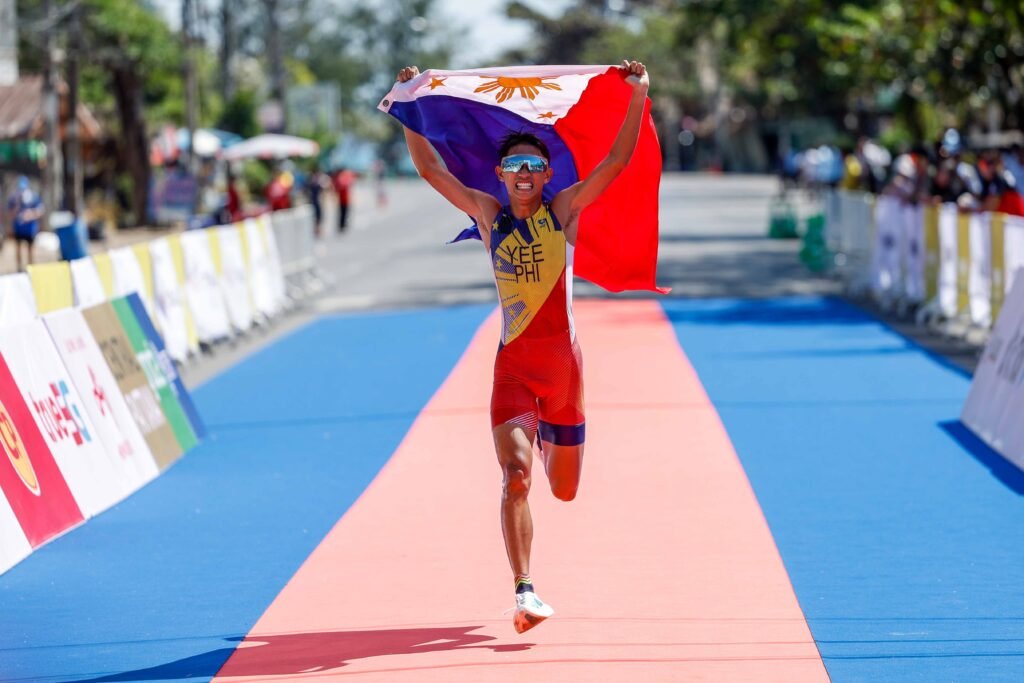 Franklin Ferdie Yee anchors the Philippine team in the closing run. [POC Media Pool]