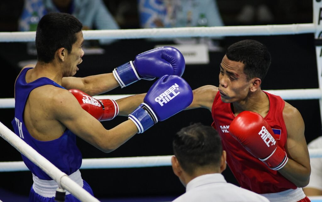 Flint Jara attacks during the boxing final at Chulalongkorn Sports Center. [POC Media Pool]