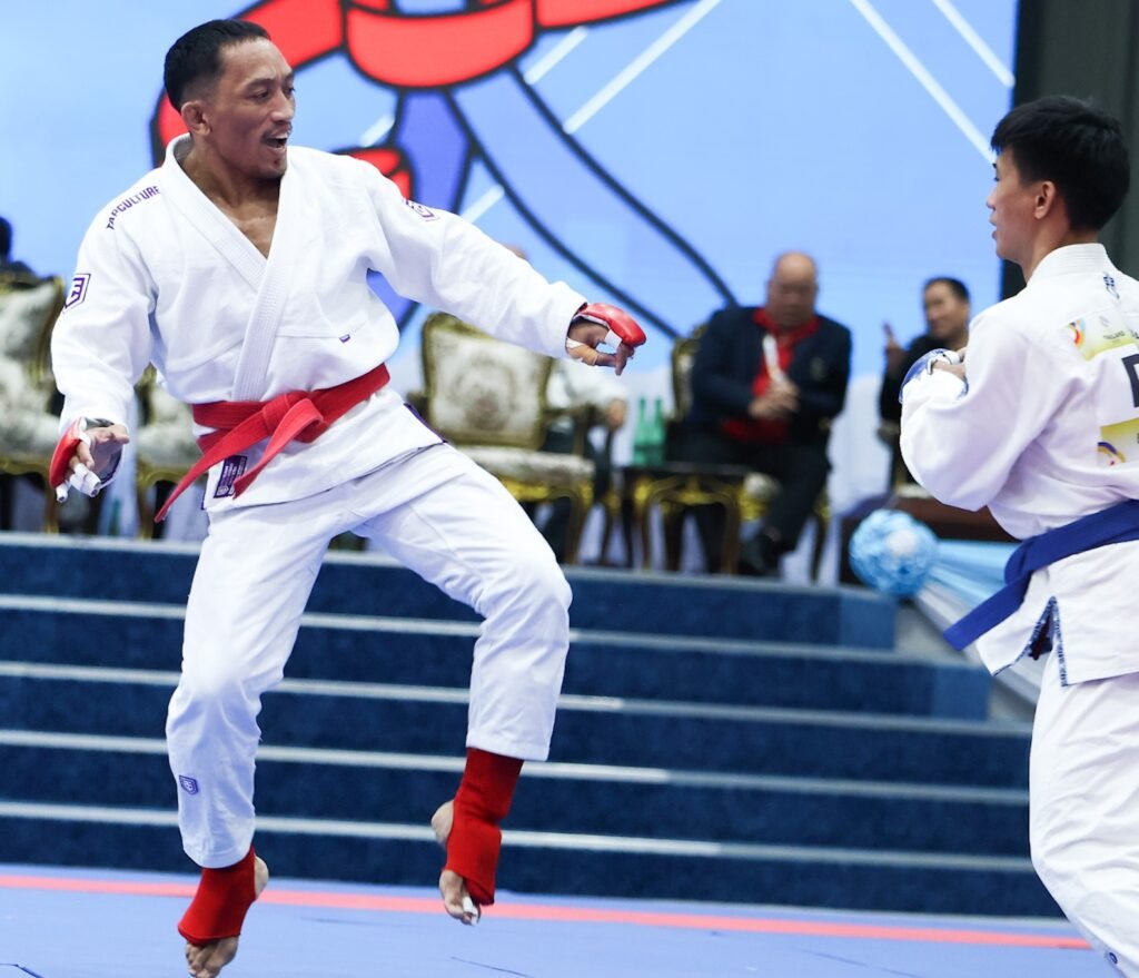 Langbayan executes a decisive move to secure his podium finish in men’s -62kg jiu jitsu. [POC Media Pool photo]