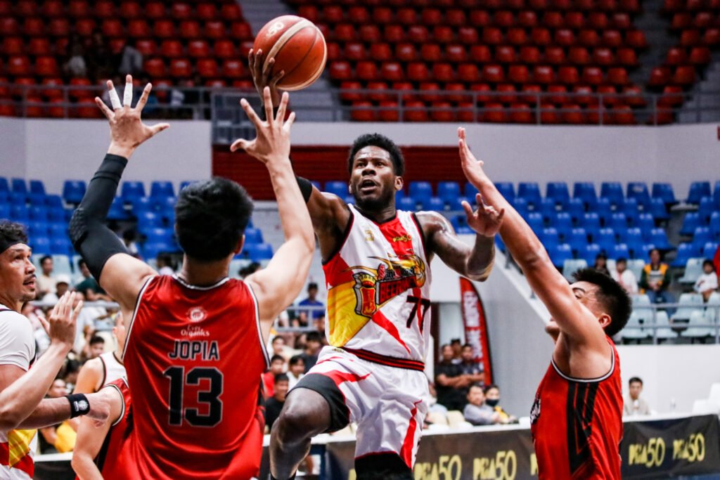 CJ Perez drives past defenders in the Beermen’s seventh straight win. [PBA Images]