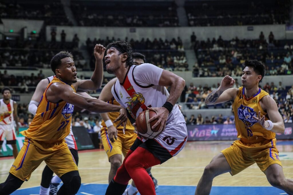 June Mar Fajardo muscles through traffic as SMB storms into the PBA Philippine Cup semifinals. [PBA Images]