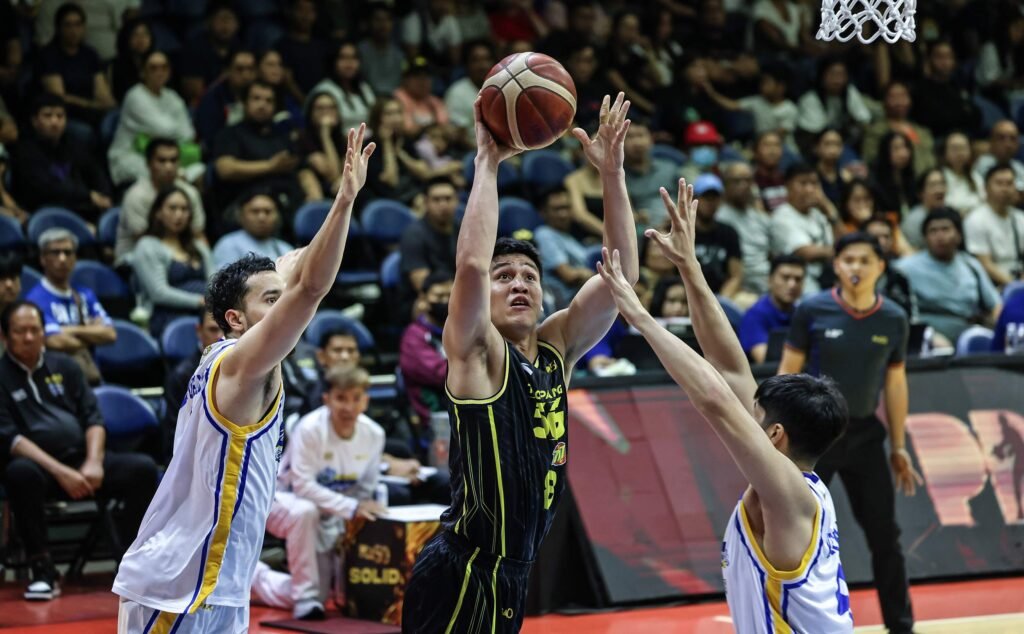 Calvin Oftana attacks the defense as TNT pulls away in the second half. [PBA Images]