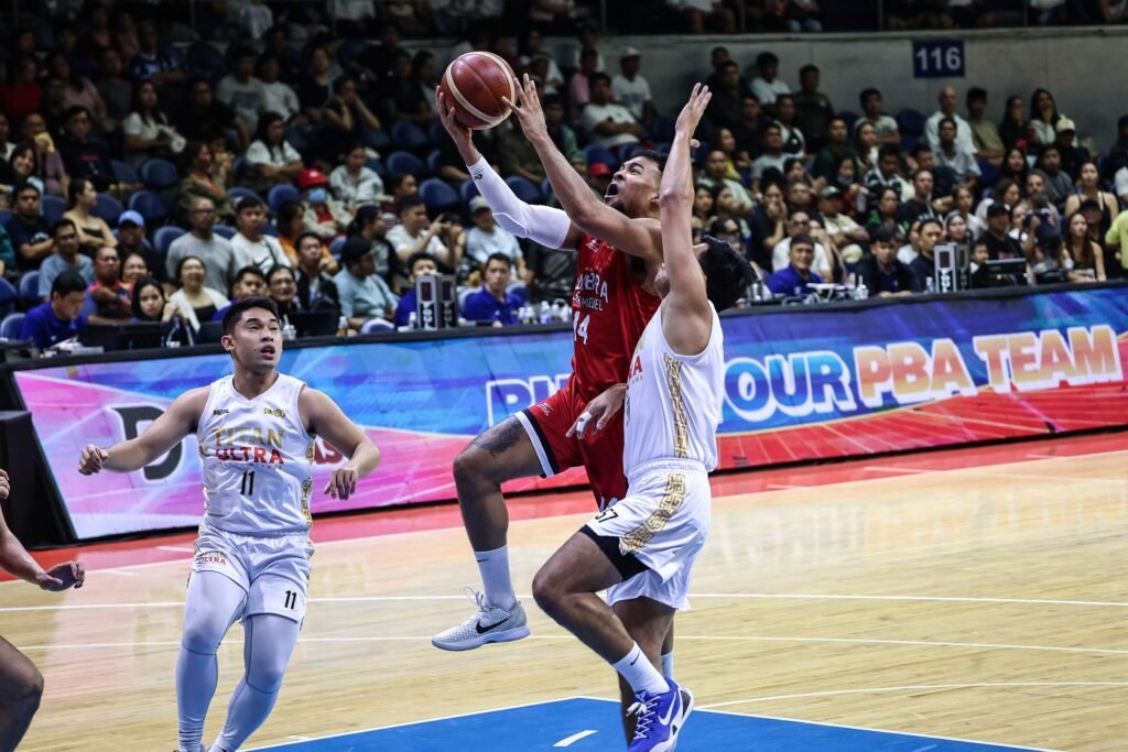 Stephen Holt powers through the defense during Ginebra’s win over Titan Ultra. [PBA Images]