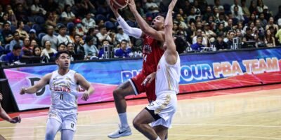 Stephen Holt powers through the defense during Ginebra’s win over Titan Ultra. [PBA Images]