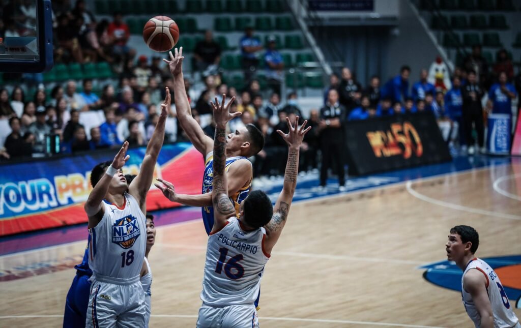 Zav Lucero powers through NLEX defenders during his strong double-double outing. [PBA Images]