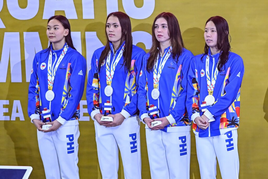 Sanchez and the Philippine swimming team pose with medals after the SEA Games events. [POC Media Pool]