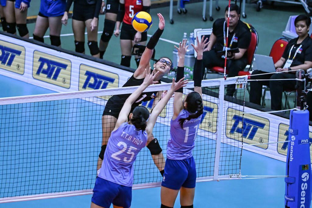 Shaina Nitura in action for Alas Pilipinas against Vietnam in the SEA Games women’s volleyball semifinals. [POC Media Pool]