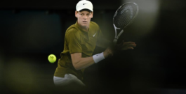 Sinner reaches Australian Open semifinals as Swiatek crashes out