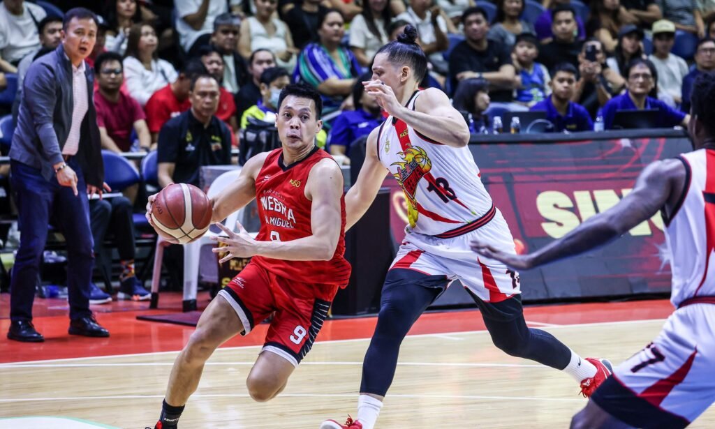 Scottie Thompson attacks the lane during Ginebra’s win over the Beermen. [PBA Images]