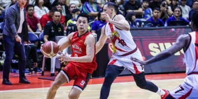 Scottie Thompson attacks the lane during Ginebra’s win over the Beermen. [PBA Images]