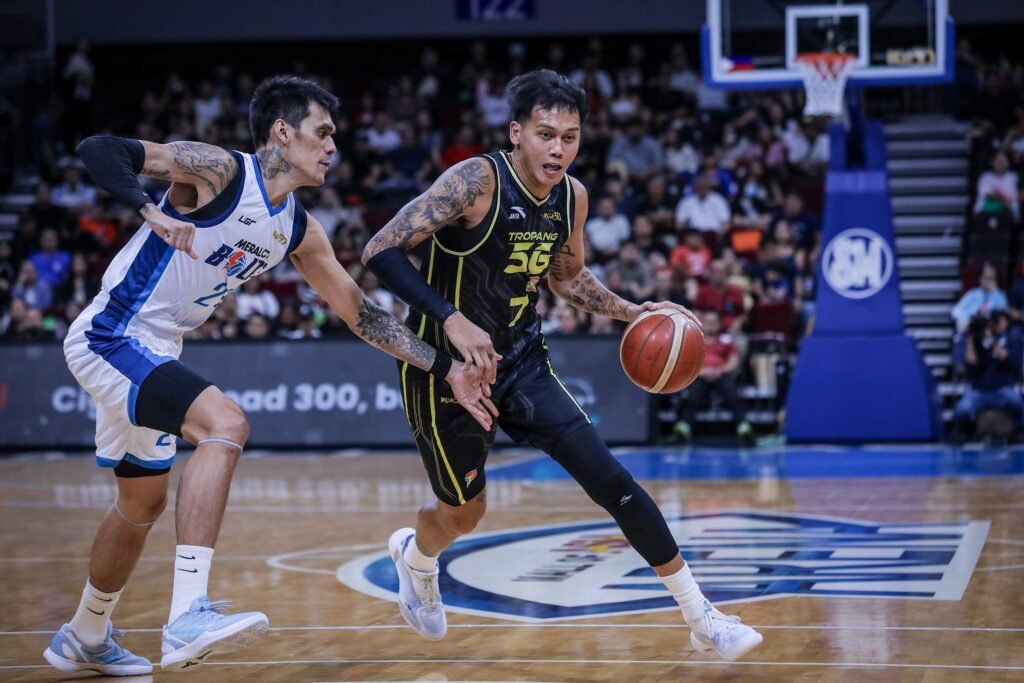 Poy Erram powers TNT past Meralco with a 27-point performance in Game Four. [PBA Images]