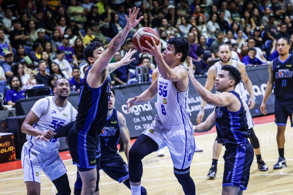 Calvin Oftana attacks the basket during TNT’s fourth-quarter surge against Meralco. [PBA Images]