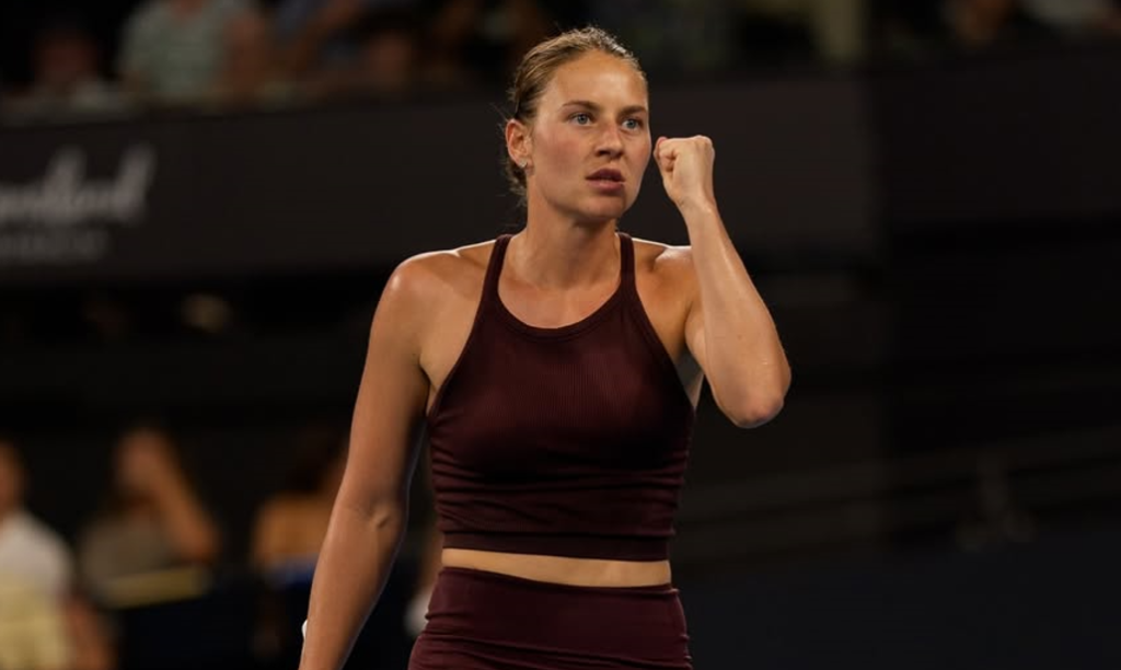 The Brisbane International court comes alive as Kostyuk advances to the semifinals. [photo credit: Brisbane International Instagram]