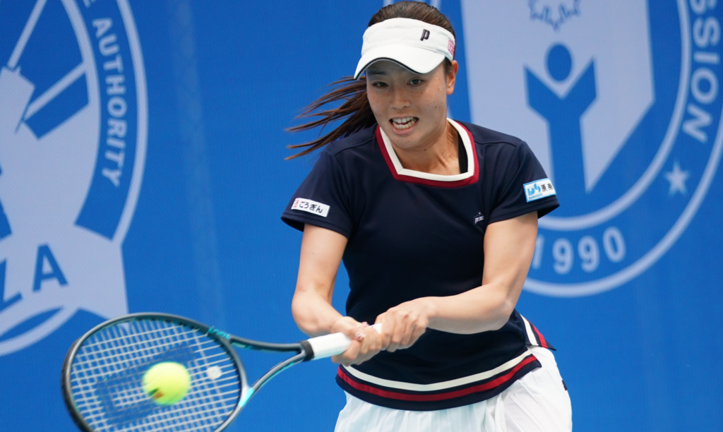 Hosogi in action during her straight-sets win at Rizal Memorial Tennis Center [photo credit: Philippine Women's Open / PhilTA]
