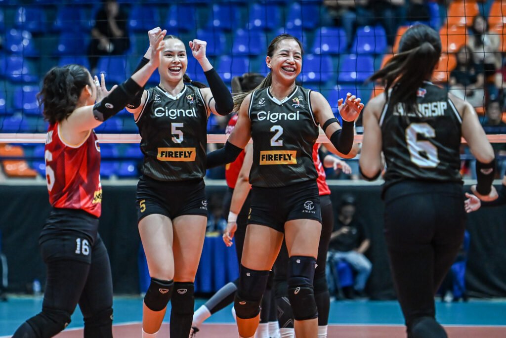 Cignal celebrates after tightening the PVL Final Four race. [PVL Images]