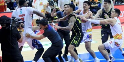 A late game scuffle involving Jaylen Johnson of Rain or Shine and Glen Khobuntin marred the PBA Commissioner's Cup first game match on Friday, March 20. [photo credit: Peter Baltazar]