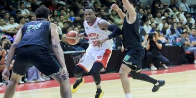 Justin Brownlee drives to the basket, scoring for Barangay Ginebra against Macau in the PBA Season 50 Commissioner’s Cup. [photo credit: Peter Baltazar]
