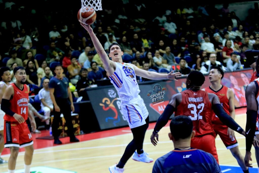 Robert Bolick drives past defenders as NLEX completes a comeback win over Ginebra. [photo credit: Peter Baltazar]
