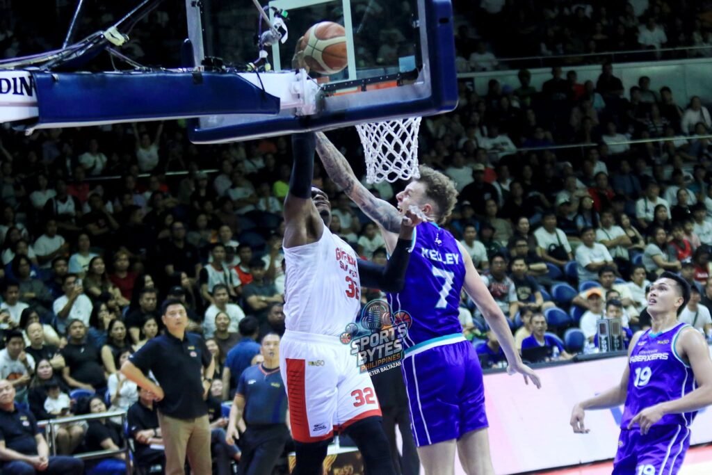 Justin Brownlee delivers clutch plays late to lift Ginebra past Converge. [photo credit: Peter Baltazar]