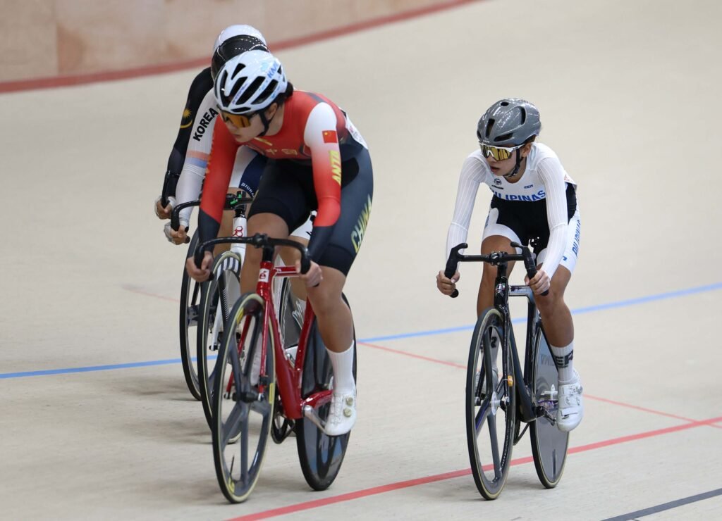 Maritanya Krog competes in the women’s junior elimination race at the Tagaytay velodrome. [PhilCycling photo]