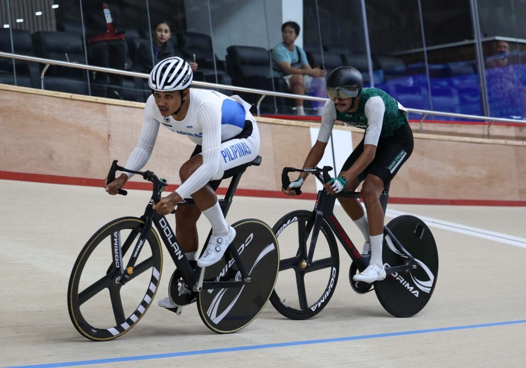 Mark Julius Bonzon pedals ahead of Saudi Arabia’s Manssour Ameen Alhayyan. [PhilCycling photo]