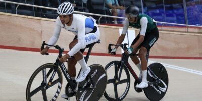 Mark Julius Bonzon pedals ahead of Saudi Arabia’s Manssour Ameen Alhayyan. [PhilCycling photo]