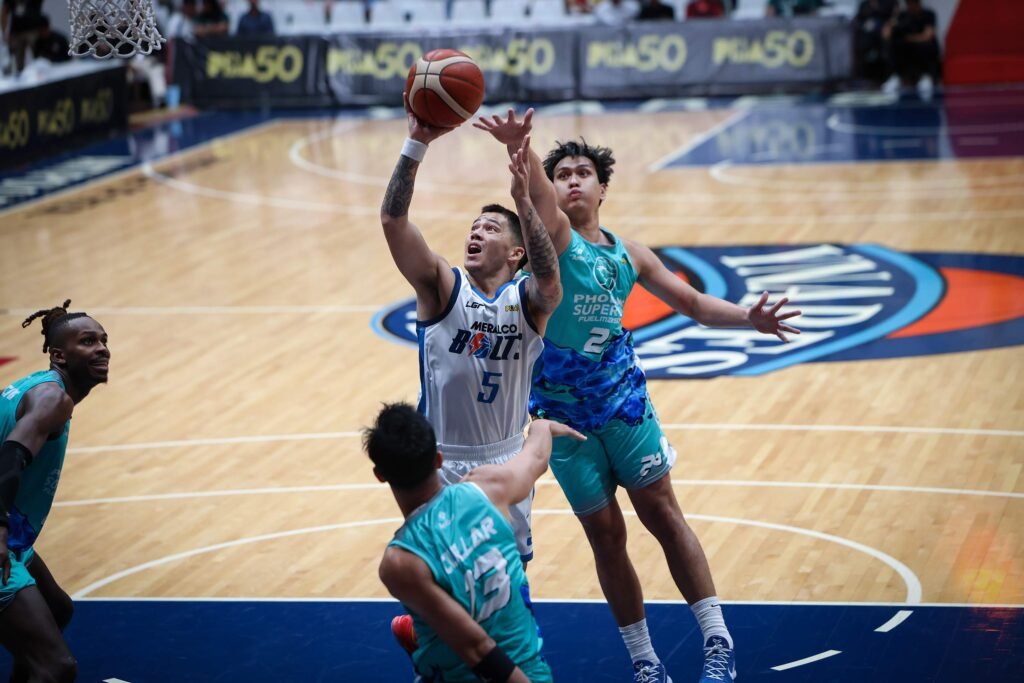 Jason Brickman directs the offense in Meralco’s win over Phoenix. [PBA Images]