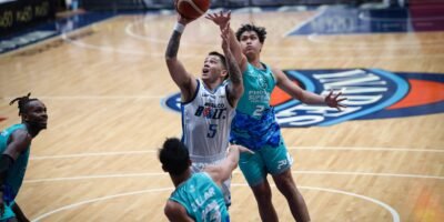 Jason Brickman directs the offense in Meralco’s win over Phoenix. [PBA Images]