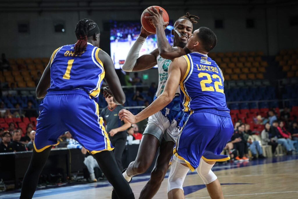 Phoenix import James Dickey III dominates the paint against the Hotshots. [PBA Images]