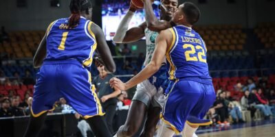 Phoenix import James Dickey III dominates the paint against the Hotshots. [PBA Images]