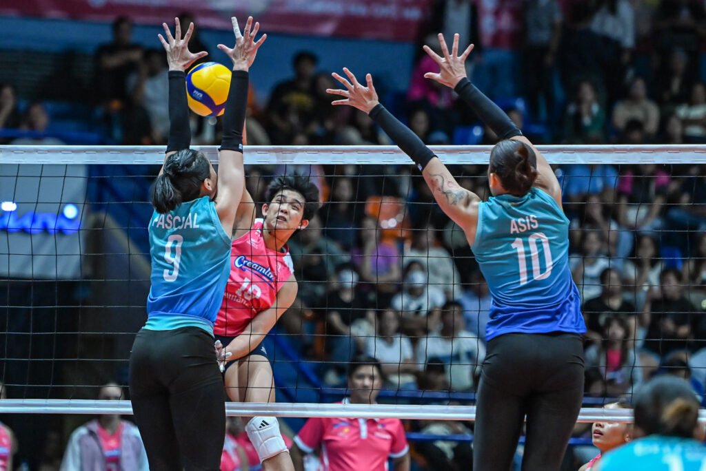 Tots Carlos powers attacks to help Creamline hold their lead. [PVL Images]