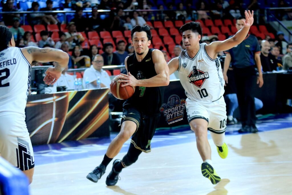 Jenning Leung drives past Blackwater defenders during his 30-point performance in the Macau victory. [photo credit: Peter Baltazar]