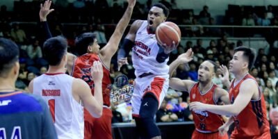 Justin Brownlee leads Ginebra’s comeback with a composed 21-point performance. [photo credit: Peter Baltazar]