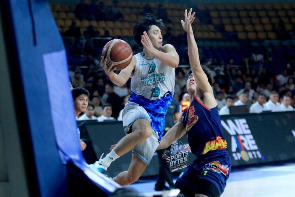 Tyler Tio drives against Rain or Shine defenders [photo credit: Peter Baltazar]
