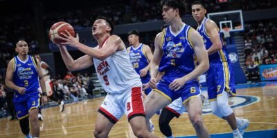 Scottie Thompson drives through defenders in a standout performance [PBA Images]