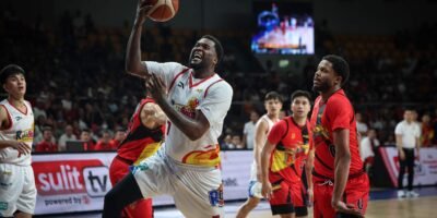 Jaylen Johnson powers Rain or Shine’s offense against San Miguel Beer. [PBA Images]