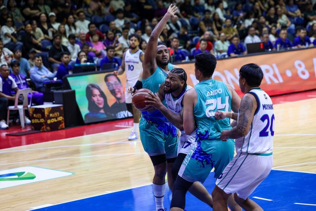 Donovan Smith powers to the basket during his dominant debut for Converge against Phoenix. [PBA Images]