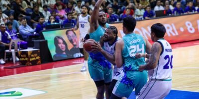 Donovan Smith powers to the basket during his dominant debut for Converge against Phoenix. [PBA Images]